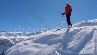 站在一边欣赏山岳全景的肖像滑雪者